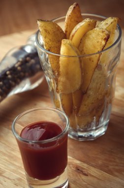 Fincan sıcak kızarmış patates dilimleri vejetaryen aperatif yiyecek  