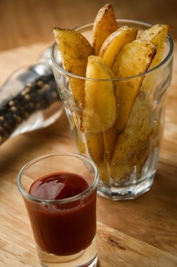 Fincan sıcak kızarmış patates dilimleri vejetaryen aperatif yiyecek  