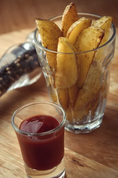 Fincan sıcak kızarmış patates dilimleri vejetaryen aperatif yiyecek  