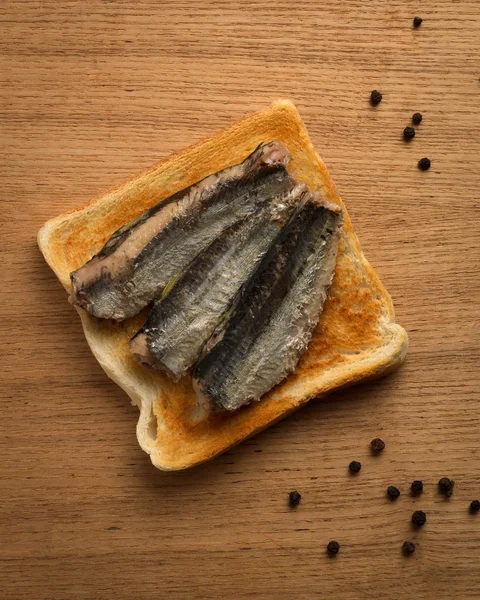 Konzerv szardínia pirított kenyér szelet — Stock Fotó