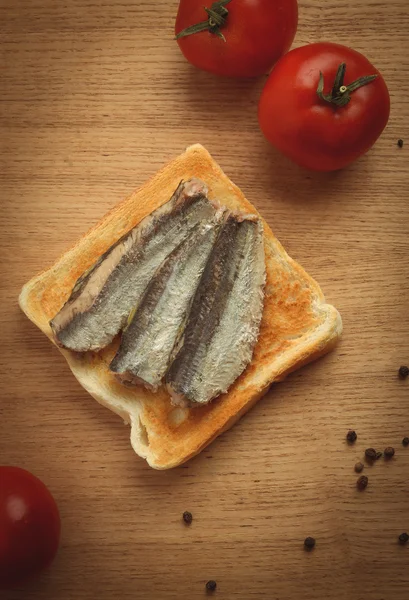 Ingeblikte Sardienen op geroosterde sneetje brood — Stockfoto