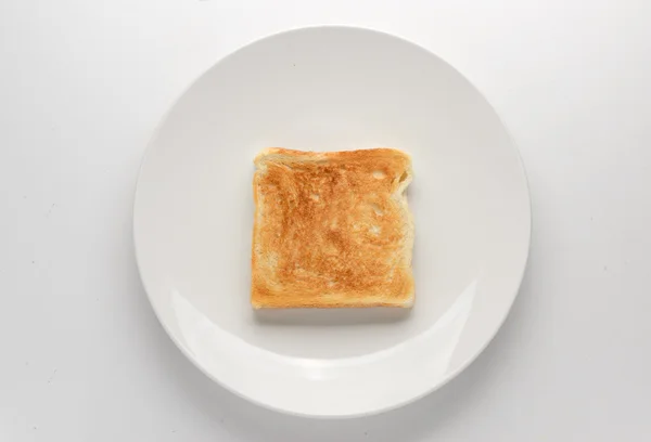 Rebanada tostada de pan en plato blanco — Foto de Stock