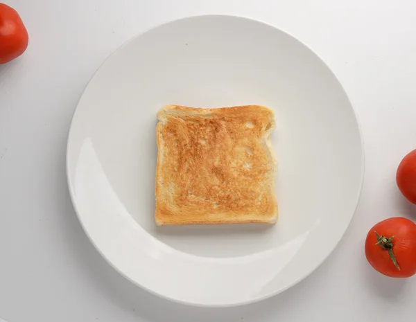 Rebanada tostada de pan en plato blanco — Foto de Stock