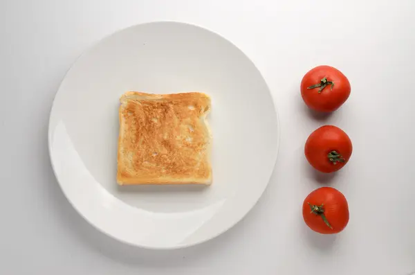 Rebanada tostada de pan en plato blanco — Foto de Stock