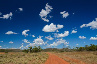 Curvy kırmızı toprak toprak yol Avustralya outback kırsal wilderness sce