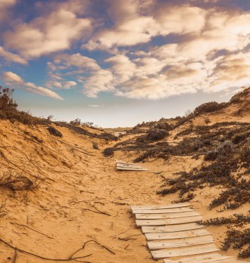 Kum tepeleri yol yürümek tahta 