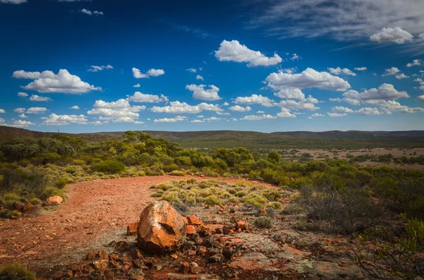 Curvy estrada terra vermelha sujeira outback australiano deserto rural sce — Fotografia de Stock