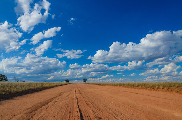 Грязная дорога в сельской глубинке Аустрайлана покрыта красным слоем почвы
