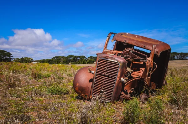 Velho carro enferrujado abandonado naufrágio no campo rural da fazenda australiana — Fotografia de Stock