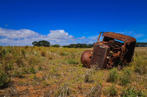 Old abandoned rusty car wreck in rural Australian farm field — Stock Photo, Image