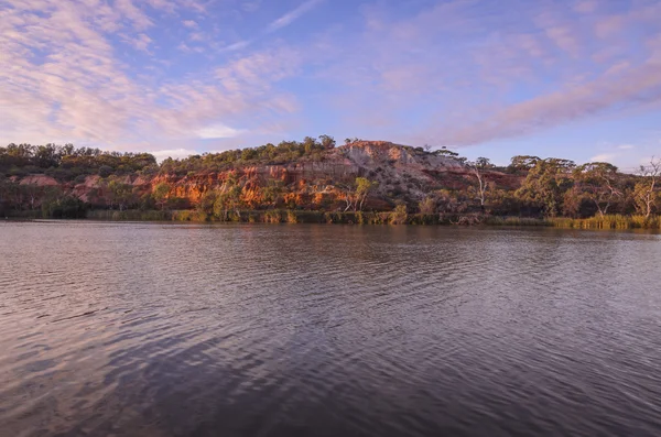 Мальовничі обриви Австралійський річкою при сходом сонця — стокове фото