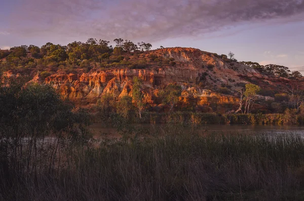 Scogliere panoramiche lungo il fiume australiano al tramonto dell'alba — Foto Stock