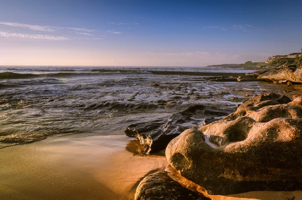 Nascer do sol na praia rochosa na Austrália urbana — Fotografia de Stock