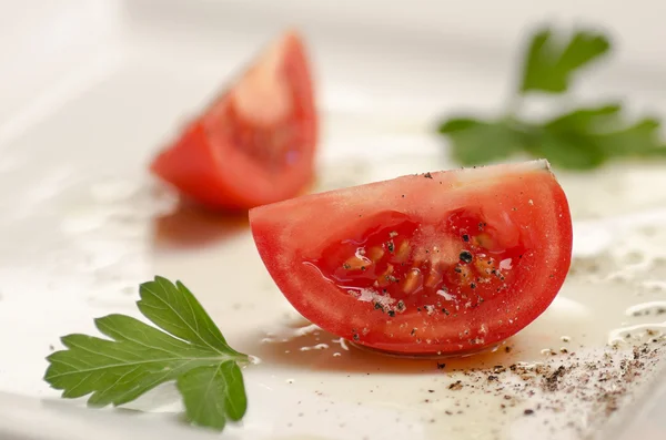 Tomate tranchée et décorée avec du persil et du poivre — Photo
