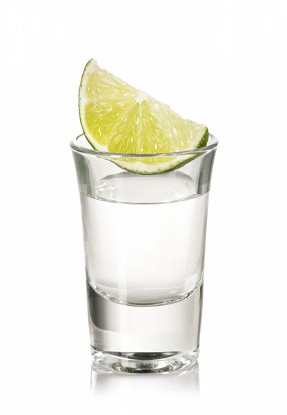 Een shot Tequila met kalk — Stockfoto