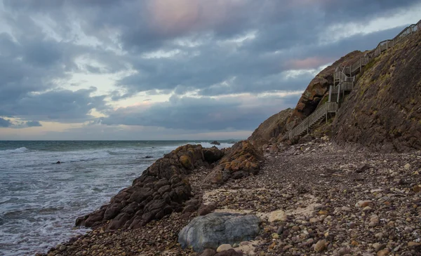 Słabe seascape z chodzenia po schodach stromych klifów — Zdjęcie stockowe