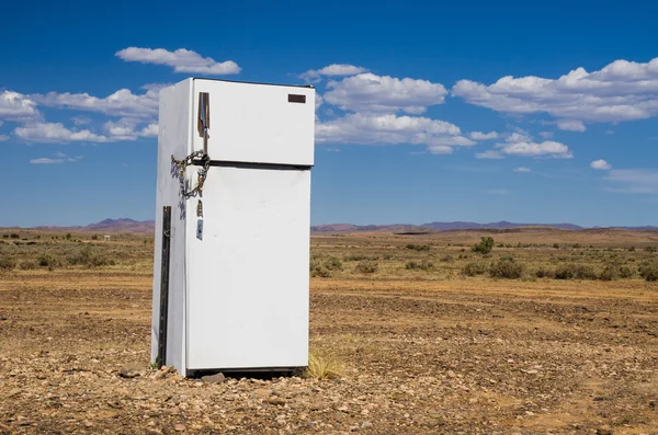 在沙漠中的废弃的冰箱 — 图库照片
