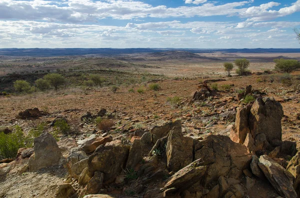 Bewolkt landschap met rotsen — Stockfoto