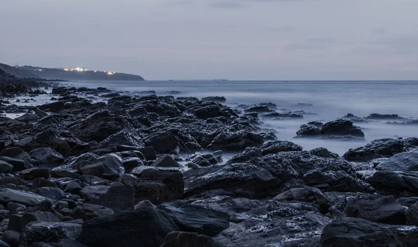 Twilight sziklás seascape háttérben fény Stock Fotó