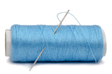 izole iğne ve beyaz zemin üzerine mavi iplik bobin 