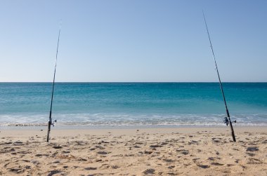 Plajda iki fishings çubuklar