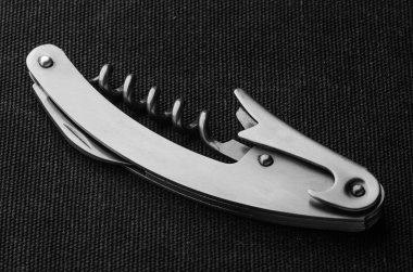 Çok fonksiyonlu bıçakla katlanmış: corkskrew ve şişe açacağı