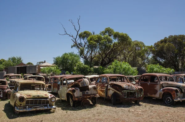 Old retro cars at the junkyard — Stock Photo, Image