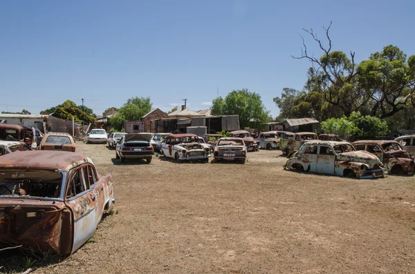 Velhos carros retro no ferro-velho — Fotografia de Stock