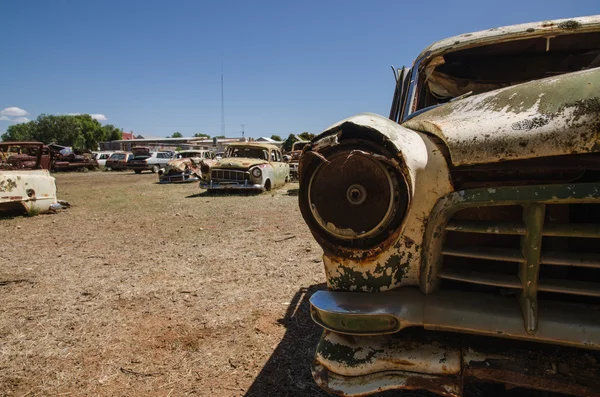 Old retro cars at the junkyard — Stock Photo, Image