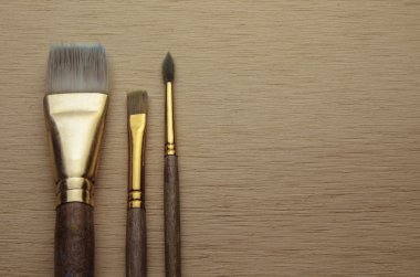 Üç sanat Boya Boya fırçaları ahşap üzerine