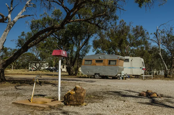 Dos remolques de caravanas retro en el camping — Foto de Stock