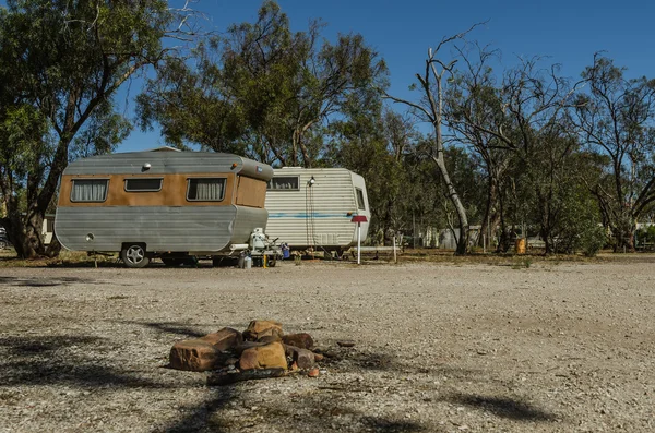 kamp alanı, iki retro karavan trailres