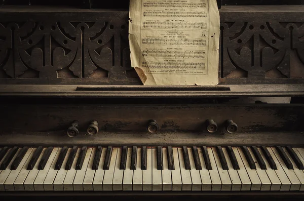 Altes Klavier mit vielen Noten — Stockfoto