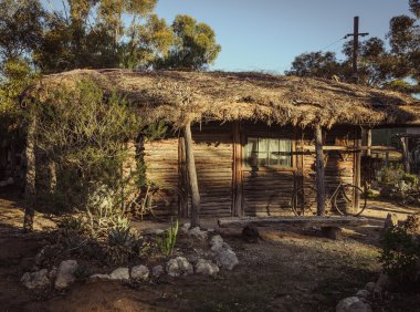 eski rustik evin önünde bisiklet ile