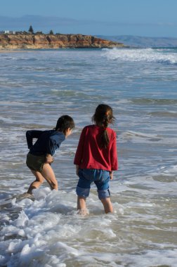 plajda suda oynayan iki çocuklar