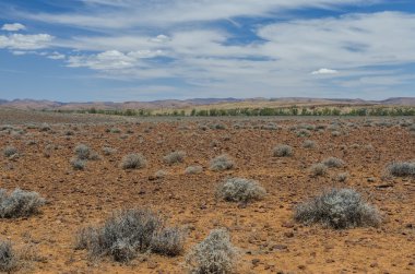Bulutlu çöl manzarası