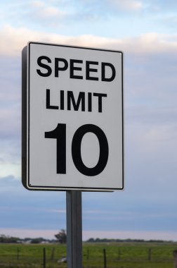 Hız sınırı 10 yol işareti 