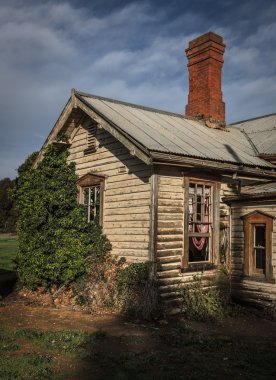 Eski gamaged ahşap ev