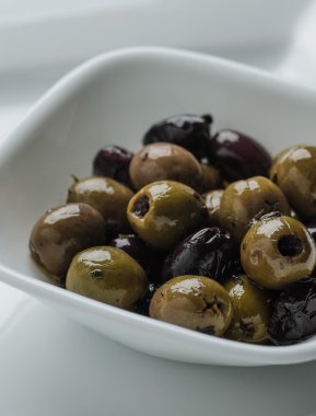 Beyaz kase karışık zeytin