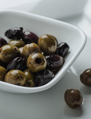 Beyaz kase karışık zeytin