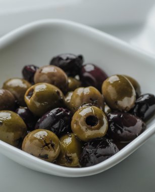 Beyaz kase karışık zeytin