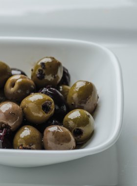Beyaz kase karışık zeytin