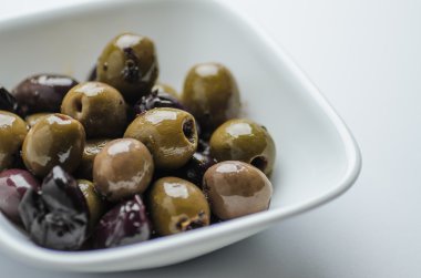 Beyaz kase karışık zeytin