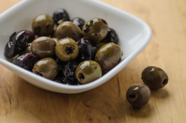 Beyaz kase karışık zeytin