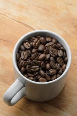 Kızartma organik kahve çekirdekleri beyaz kupa