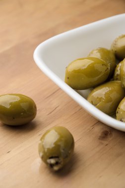 Beyaz kase yeşil zeytin