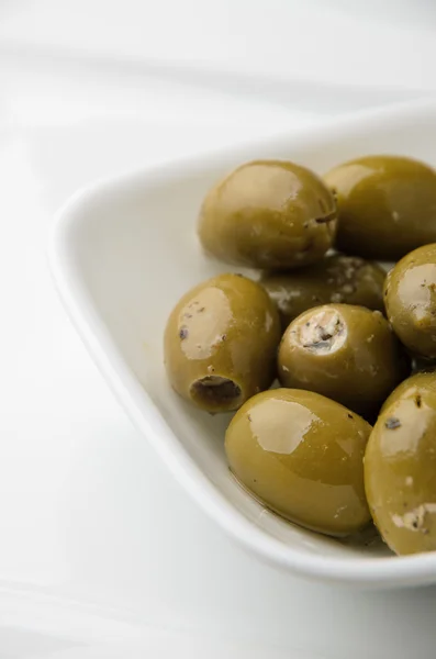 Olives vertes dans un bol blanc — Photo
