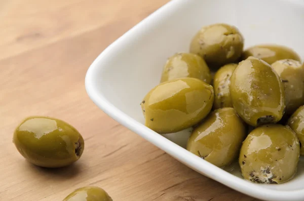 Beyaz kase yeşil zeytin
