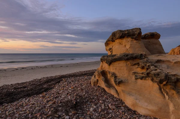 Paisaje escénico de la costa al atardecer con rocas en los acantilados — Foto de Stock
