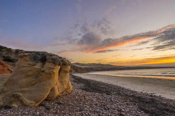 Paisagem litoral panorâmica ao pôr-do-sol com rochas de penhascos no — Fotografia de Stock